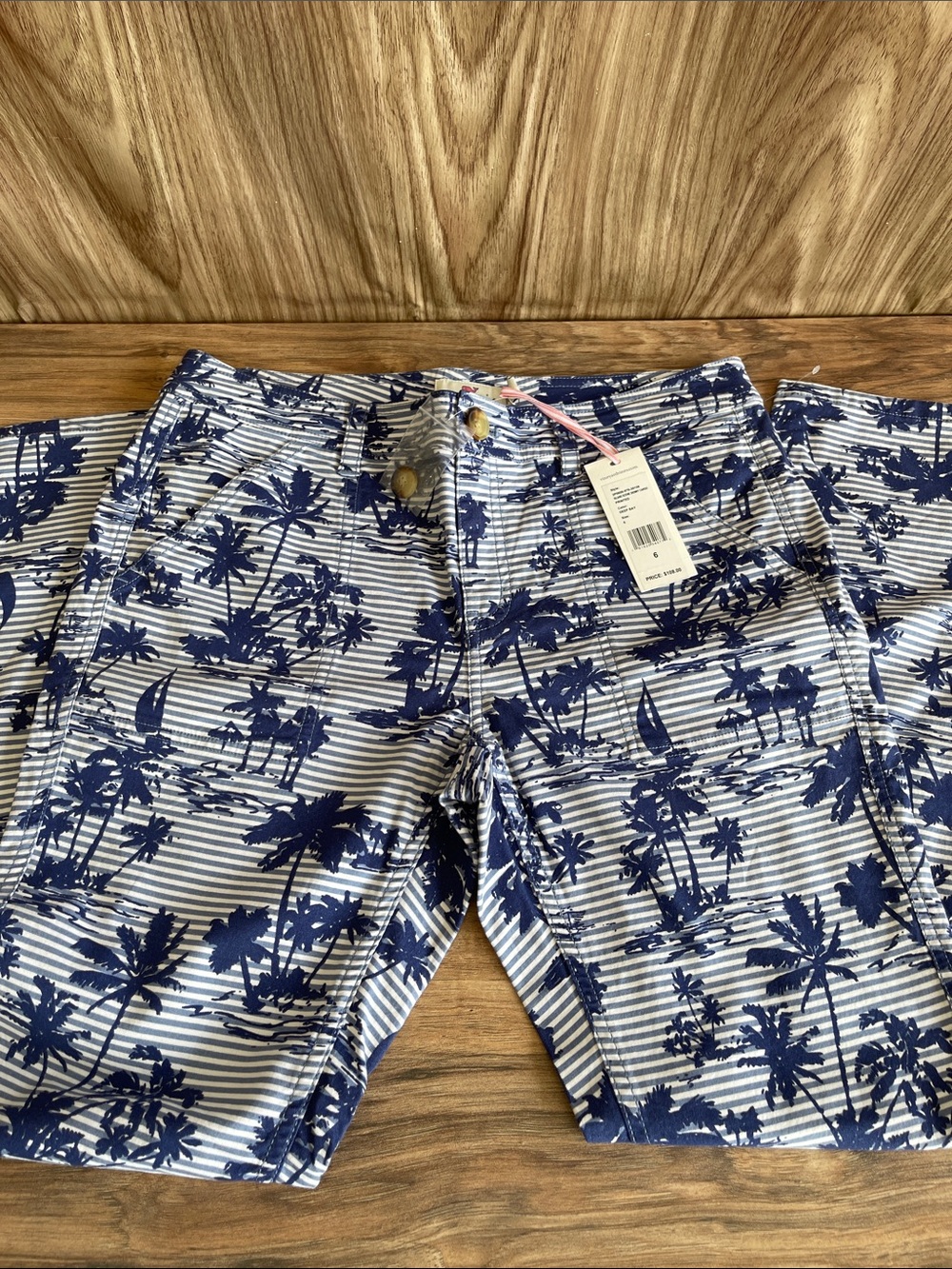 NWT Vineyard Vines Navy and White Palm Stripe Shorts